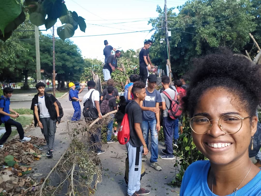 rpalmero1's tweet photo. Estudiantes del Instituto Politécnico Raúl Cepero Bonilla se batieron hoy en las labores de recuperación.  

 Desde La Habana la juventud sigue activa. #FuerzaCuba
#LaHabanaViveEnMí https://t.co/hXBj4s6Dwj