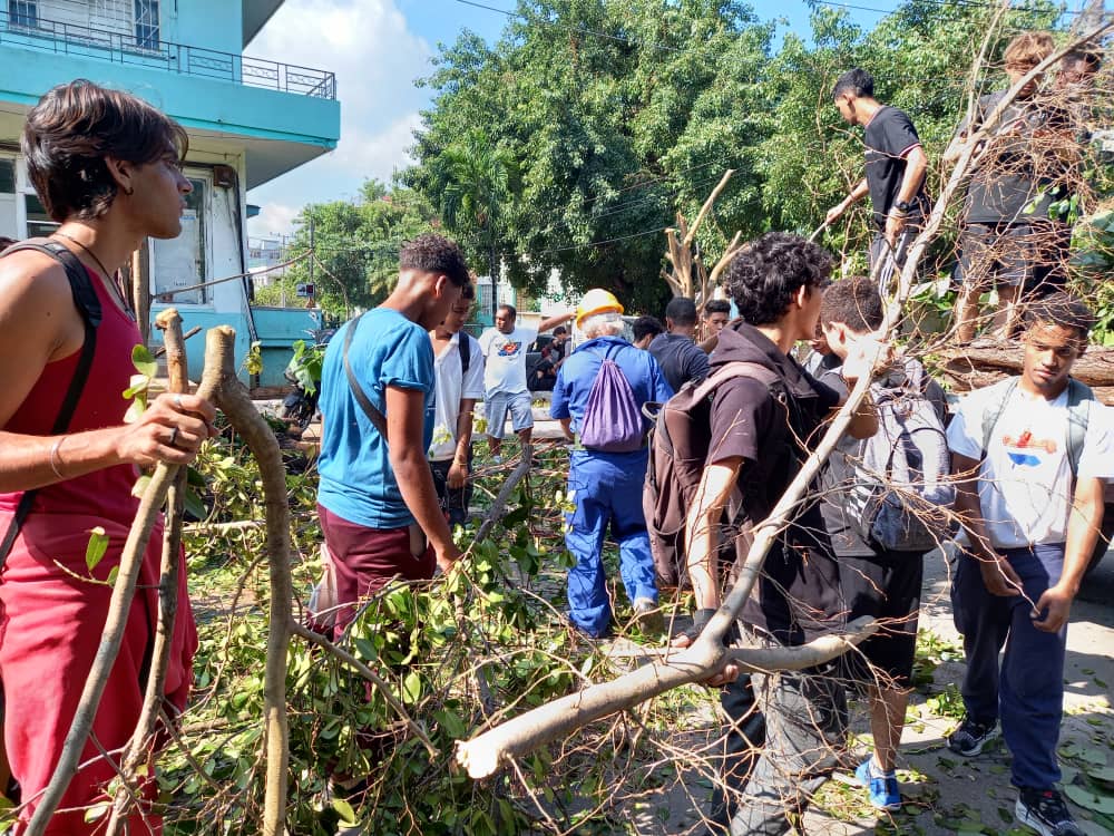 Estudiantes del Instituto Politécnico Raúl Cepero Bonilla se batieron hoy en las labores de recuperación.  

 Desde La Habana la juventud sigue activa. #FuerzaCuba
#LaHabanaViveEnMí