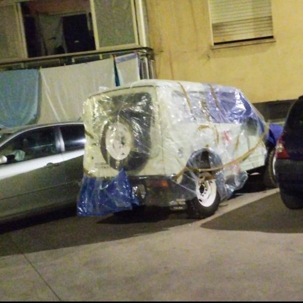 EnfrmraSaturada's tweet photo. Lo de envolver los coches como si fueran una maleta facturada porque hay aviso de DANA… ¿para qué? https://t.co/135u5Ivv5b