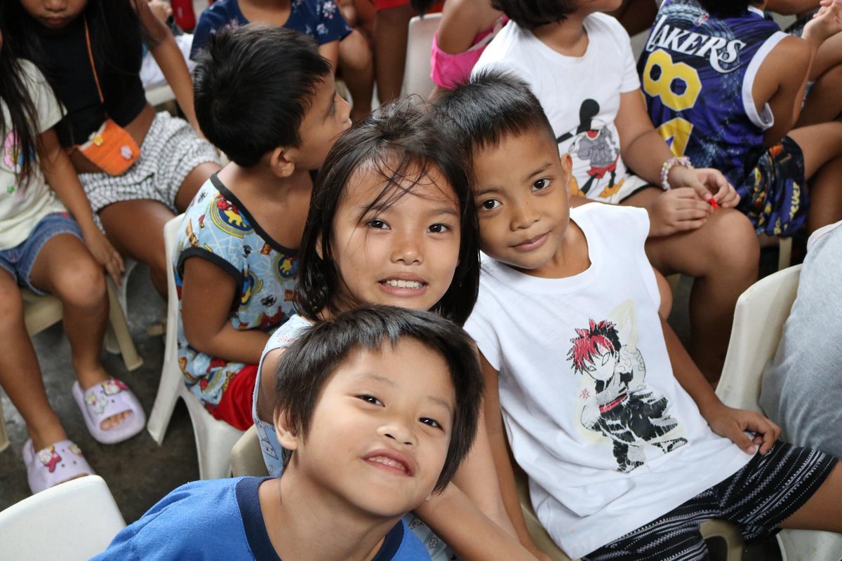 KilosBayanihan's tweet photo. A few photos from our distribution last weekend with the kids from Malabon….🥳 You can see all of the photos, by checking out our page on Facebook…😉
Link in bio…😁 
#kilosbayanihan #kb #kbphilippines 
#malabon #manila #philippines 
#weekendoutreach #educationalprogram https://t.co/Hyu0nZg39V