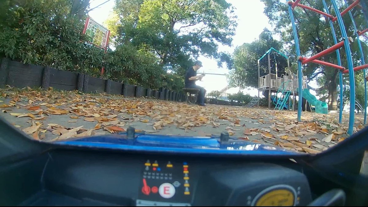tsuyopon_fpv's tweet photo. 早朝の公園で怪しい人を発見！😝

#FPV_RC https://t.co/9fCV1z9jlw