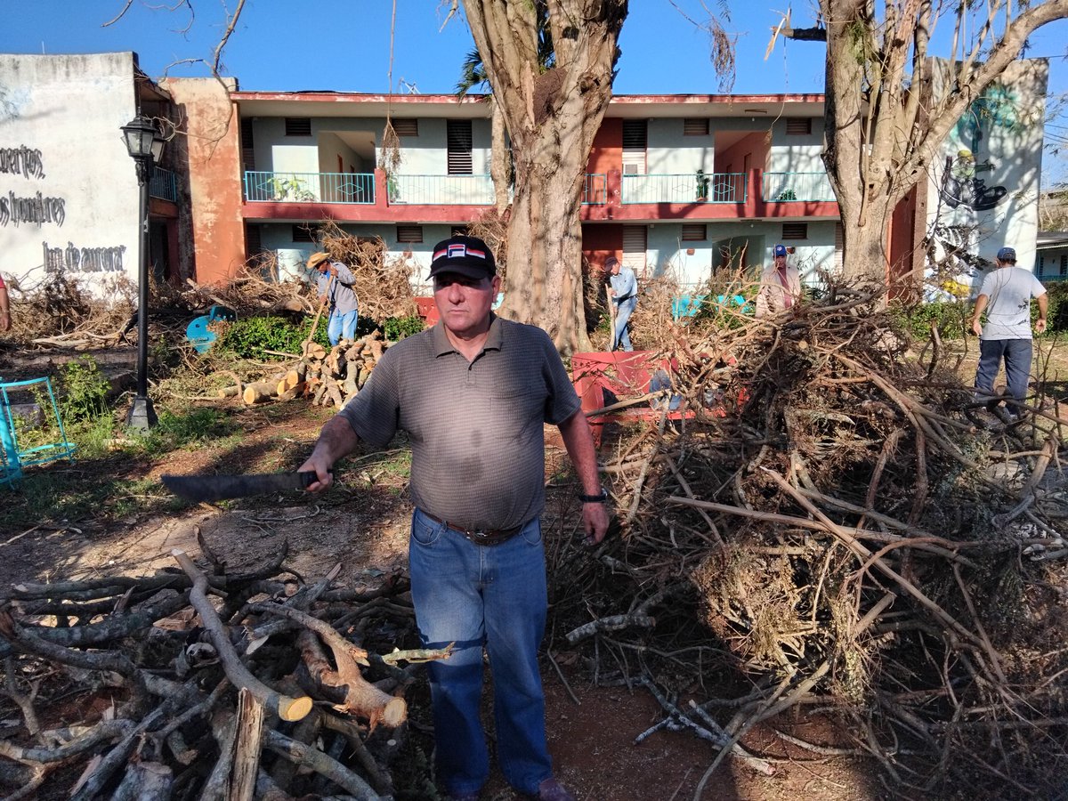 RolandoDomenech's tweet image. Rolando García 
#Cuadros de la ANAP,  especialistas trabajadores en la recuperacion del centro integral Niceto Pérez  de Guira.
#AnapCuba