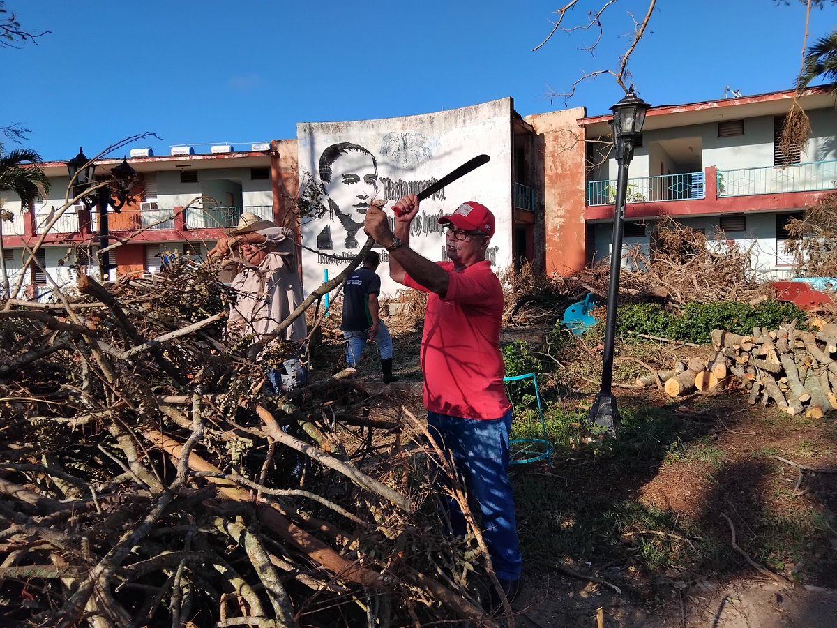 RolandoDomenech's tweet image. Rolando García 
#Cuadros de la ANAP,  especialistas trabajadores en la recuperacion del centro integral Niceto Pérez  de Guira.
#AnapCuba