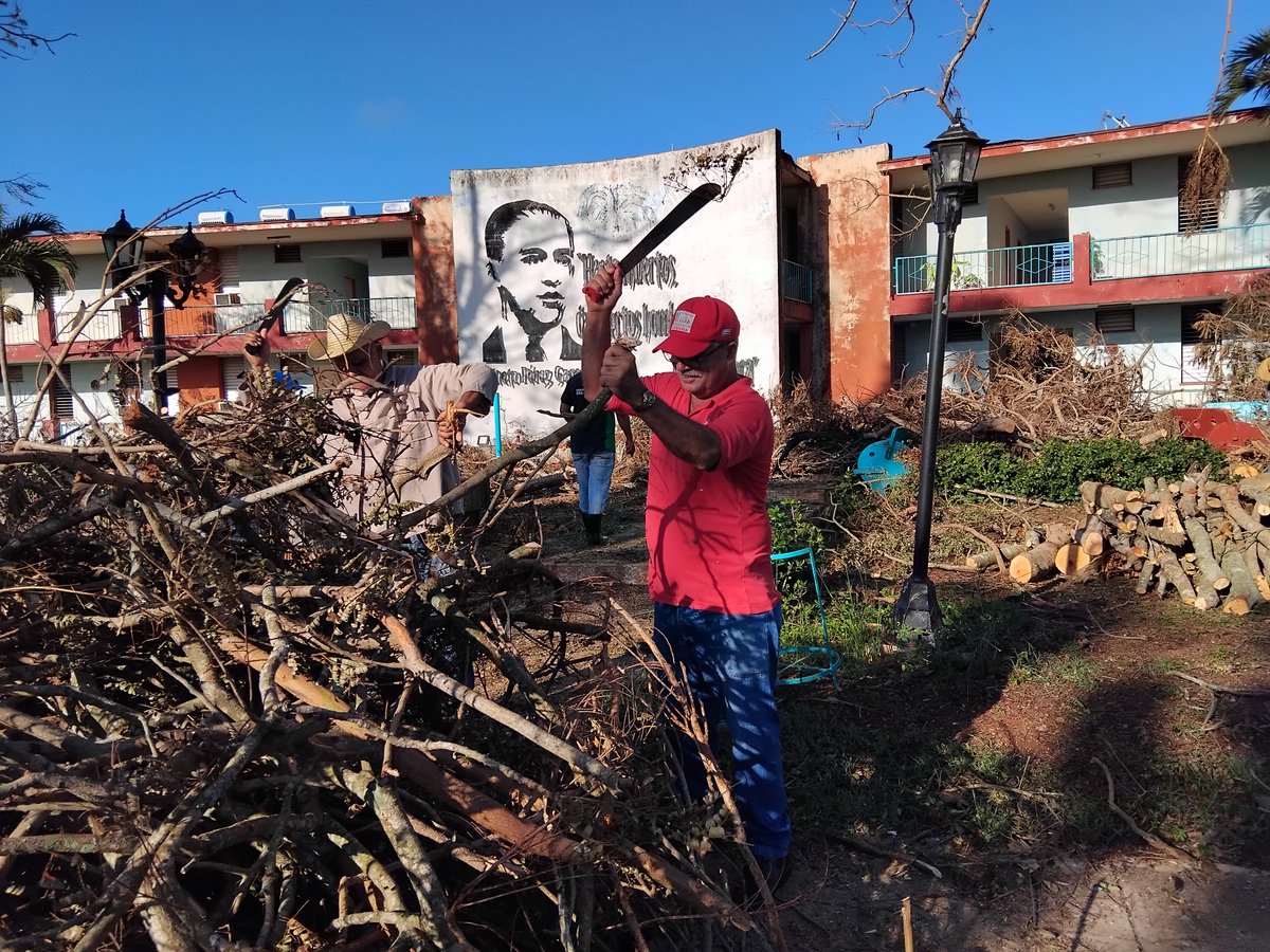RolandoDomenech's tweet image. Rolando García 
#Cuadros de la ANAP,  especialistas trabajadores en la recuperacion del centro integral Niceto Pérez  de Guira.
#AnapCuba