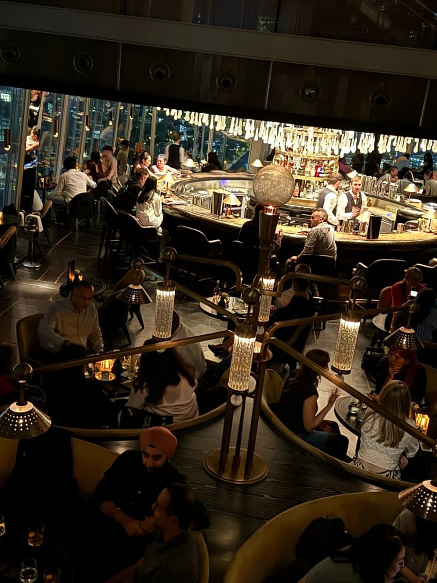 cadiya95's tweet photo. The whole environment is also good. The service is also very good 🍷 You can order a glass of wine and enjoy the whole view. It's a night view of London, but the glass is a bit reflective when taking photos. https://t.co/TGw0tKvs5n