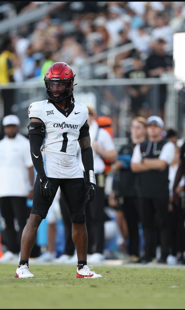 AGTG✞, Truly Blessed To Receive a(n) Offer From The University Of Cincinnati 🔴⚫️ #Bearcats 
<a href="/CortBraswell/">Coach Cort Braswell</a> <a href="/TysonVeidt/">Tyson Veidt</a> <a href="/CoachSattUC/">Coach Satterfield</a> 
<a href="/MCPKnightsFB/">Montgomery Catholic FB</a> <a href="/kirkjuice32/">Coach Kirk Johnson</a> <a href="/ChadSimmons_/">ChadSimmons</a> <a href="/SWiltfong_/">Steve Wiltfong</a> <a href="/JeremyO_Johnson/">Jeremy Johnson</a> <a href="/BHoward_11/">Brandon Howard</a> <a href="/Bdrumm_Rivals/">Brandon Drumm</a>