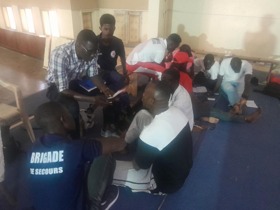 CSenegalaise's tweet image. La @CSenegalaise et le @CICR_Afrique, renforcent les capacités de 100 volontaires des 5 comités départementaux de la région de Dakar sur le Cadre pour un Accès Plus Sûr et la Communication de Crise en situations d’urgence. Elle a démarré à Rufisque au profit de 20 secouristes...