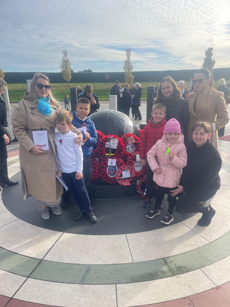 UkraineAppeal22's tweet photo. Children from “Sunflower” in affiliation with @UkraineAppeal22 participated in Mayoral initiative &amp; created sustainable wreath.
It was incredible honour from @mayor_mk to be invited for Armistice Day Observance. 
Ukrainian kids &amp; women laid wreath to commemorate all soldiers💔 https://t.co/hLmhVPRh9u