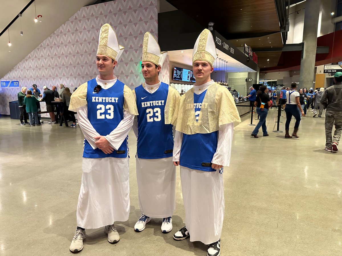 vaughtsviews's tweet photo. How can you not love these fans from Greenville, S.C. Wish I knew who they were to hear their story but bet we seem them on ESPN tonight in Atlanta.
@victoriagraff photo https://t.co/OK6f7cunPu