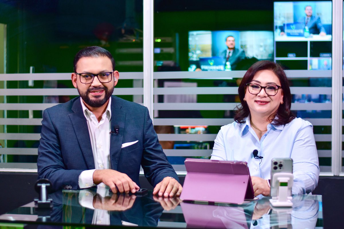 MegavisionGMV's tweet photo. ¡Estamos en vivo con Asesoría Migratoria! 📺
Todos los martes y jueves a las 6 de la tarde por #Canal19 📺 puedes aclarar tus dudas con respecto a procesos migratorios en #AsesoríaMigratoriaGMV. 🇺🇸🇸🇻 https://t.co/erOPuDDWJh