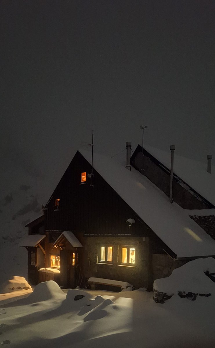 deVISIONnetwork's tweet image. Los Alpes suizos?? Que va !!ahora mismo en el refugio de #colladojermoso. #picosdeeuropa #Spain y desde nuestra webcam en directo youtube.com/live/4IStwAnyX…
@tiempobrasero  @ElTiempo_tve @lasextameteo @apuntoratge @AEMET_Esp