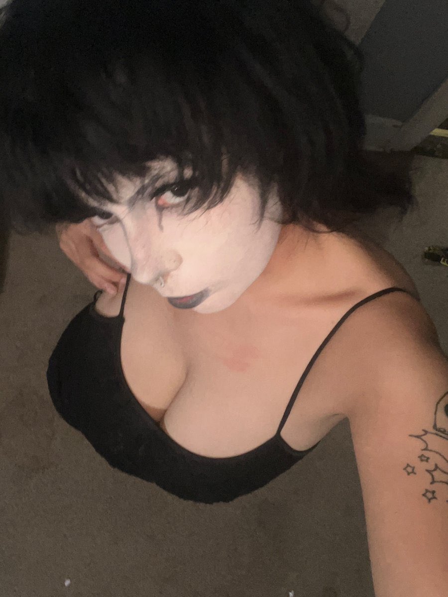 idntwnacry's tweet photo. 200 FOLLOWERS!!!! here's me. yall finally unlocked my face <3

customs sheet will be up soon; 3 dollar dm fee (unless ur a moot or u were already talking to me) :3 ty sm for all the support https://t.co/2HK45DnNcV