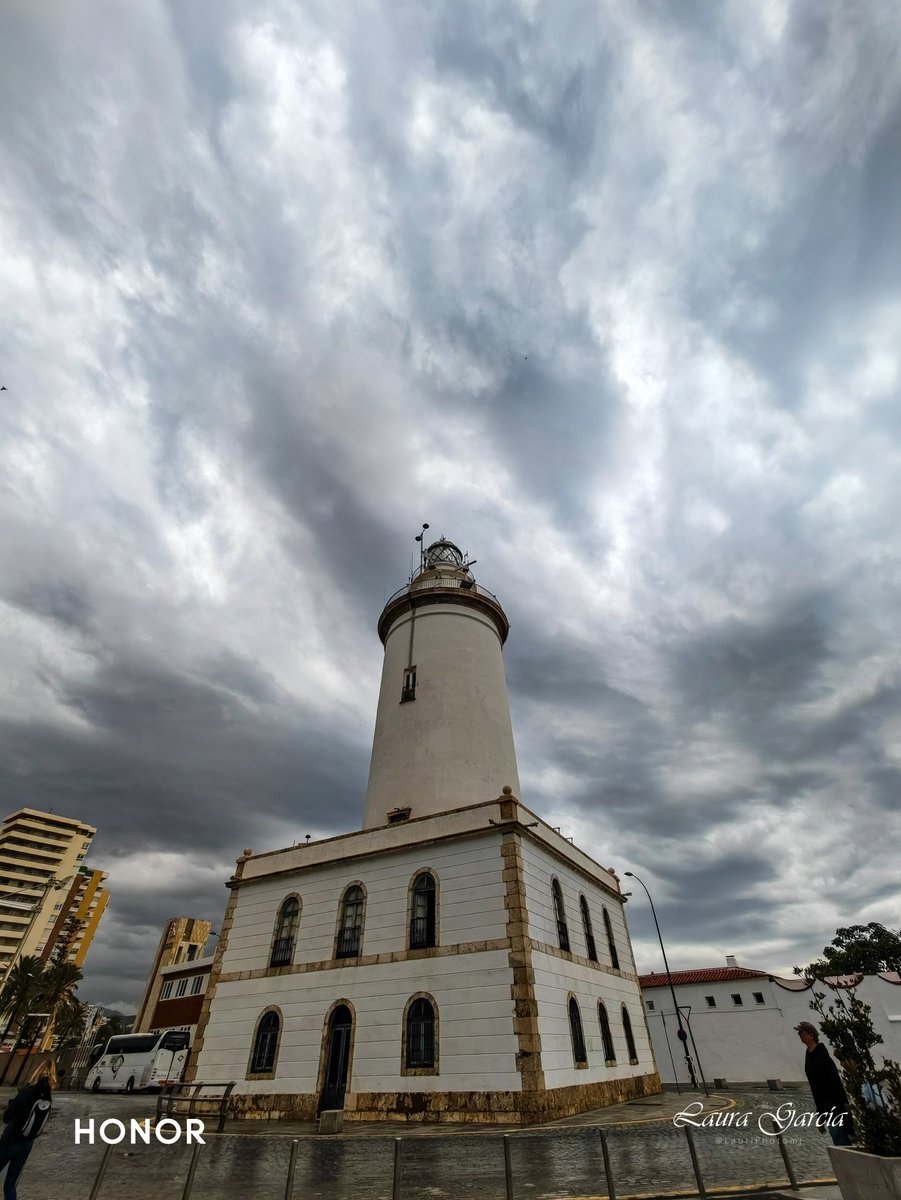 LauriPhotomj's tweet photo. Faro de Málaga. 29/10/2024. 

He de confesar que disfruté de mi última escapada, pero no la disfruté cómo las demás, tenía un sentimiento de tristeza, rabia e impotencia por lo que se está viviendo con el paso de la DANA, yo vi en primera persona como estaban las carreteras ⬇️ https://t.co/tmiyAaQT2e