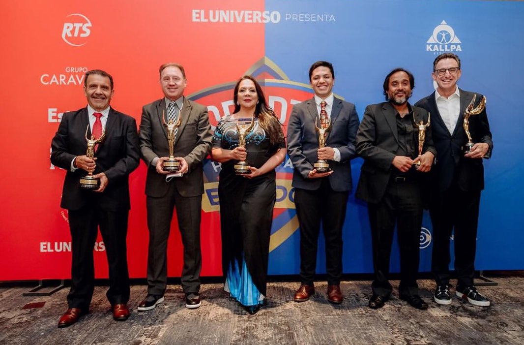 Noche en la que se entregó un reconocimiento a varias glorias del deporte nacional y fueron incorporados al “Sports Hall of Fame”.

Y es que, hablar de deporte es hablar de trabajo en equipo, disciplina, esfuerzo, lealtad integridad, sacrificio y perseverancia.
2/6