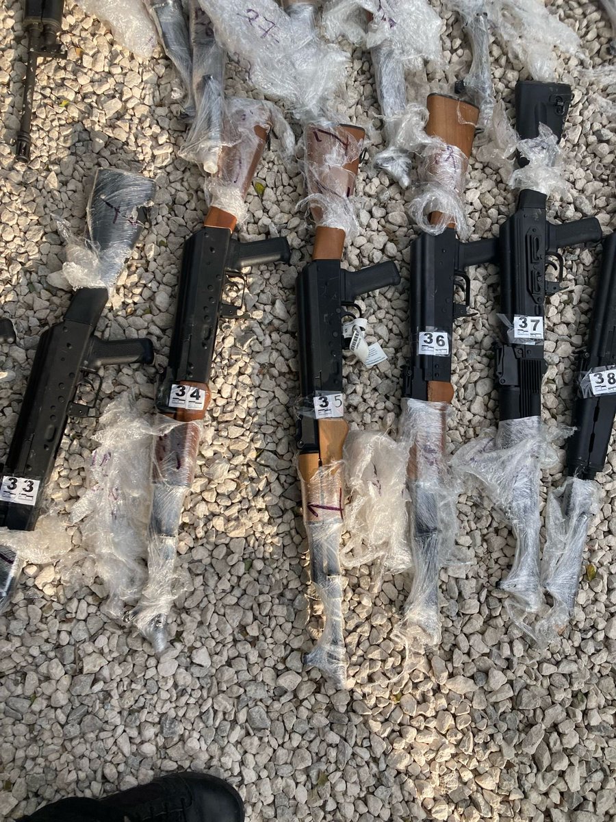 OHarfuch's tweet photo. Resultado de trabajos de investigación y en una acción coordinada con @SEDENAmx y @FGRMexico, en coordinación con CNI se cumplimentó una orden de cateo en un predio localizado en #TuxtlaGutiérrez, #Chiapas; donde se aseguraron 54 armas largas y 13 vehículos, dos con blindaje artesanal y dos con blindaje de fábrica.