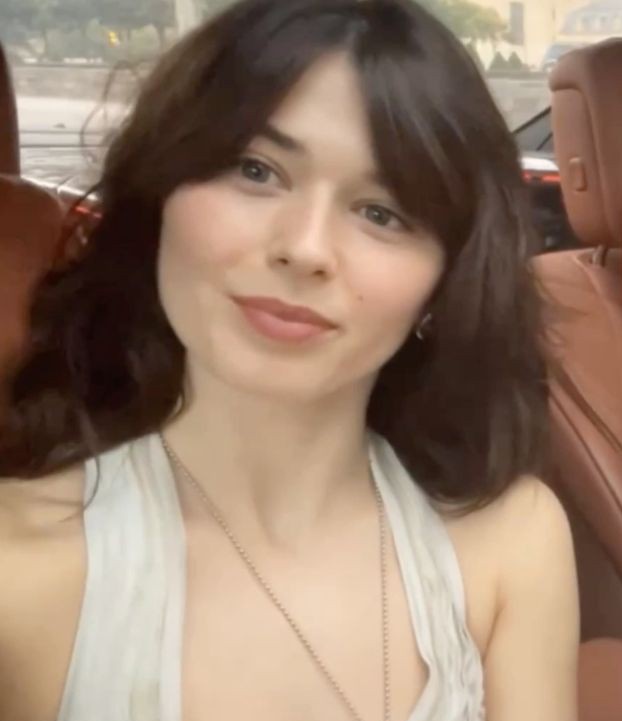 𝐂orrente de a𝗉𝗋𝖾𝗌𝖾𝗇𝗍𝖺ção. 

𝐍ome : Kit Tanthalos 
𝐈dade : 23
𝐔ma música ᎓ Femininomenon
𝐒exualidade: lésbica 
𝐒tatus : namorando 
𝐀ltura : 1,61
𝐂or favorita ᎓ Verde e Rosa