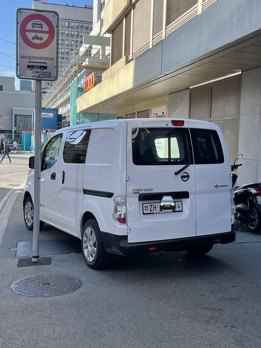 Falsch_Park_ZH's tweet photo. #FalschParker 😠
#AutoDominanz #Autokultur #FalschParkZH #FalschParken #FalschParkieren #Trottoir4Fussgänger #OhneKonsequenzen https://t.co/AnvPOK4U0o