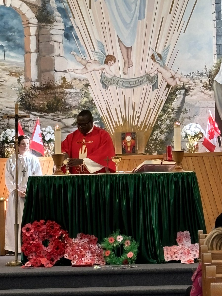 alcdsb_olmc's tweet photo. OLMC remembers. It was a beautiful Remembrance Day mass. ❤️#LestWeForget @alcdsb https://t.co/XaUifvA0CM