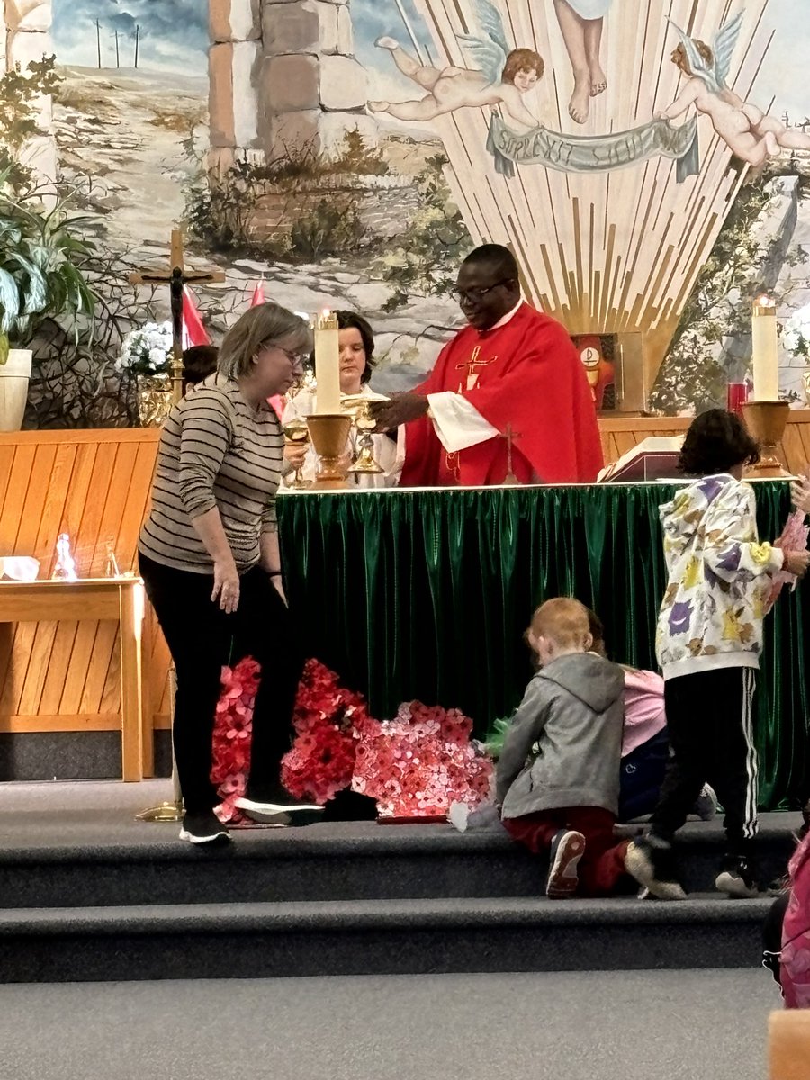 alcdsb_olmc's tweet photo. OLMC remembers. It was a beautiful Remembrance Day mass. ❤️#LestWeForget @alcdsb https://t.co/XaUifvA0CM