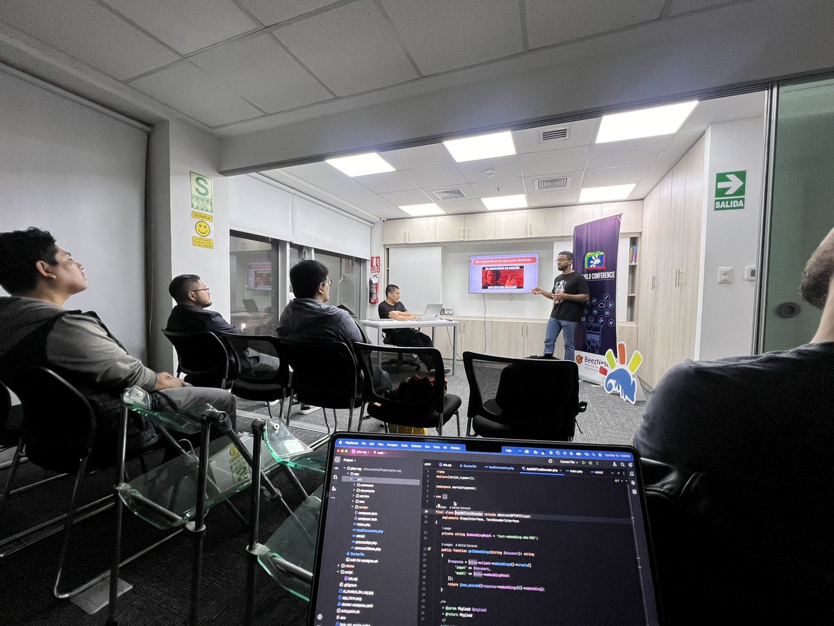 php_peru's tweet image. Empezando el #phpmeetup noviembre hablando de php y AWS con Moisés Cedeño