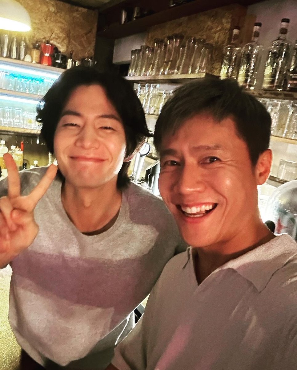 imbcenews's tweet photo. 박호산, 故 송재림 비보에 "미치겠다 정말…미안해"
#송재림 #宋再臨 #SongJaelim #SongJaeRim 
#ソンジェリム #박호산 #ParkHosan #추모 #iMBC연예 

12일 박호산은 SNS에 "미치겠다 정말. 재림아…이렇게 밝은 넌데…믿기지가 않네…미안해, 연락도 못하고 챙기지 못해 정말 미안하다"라는 글과 함께 고인과 함께한 사진을 게재했다.

공개된 사진에는 박호산과 故 송재림이 카메라를 응시하며 환하게 웃는 모습이 담겨 있다.

🔗https://t.co/fGsh3ahnxN