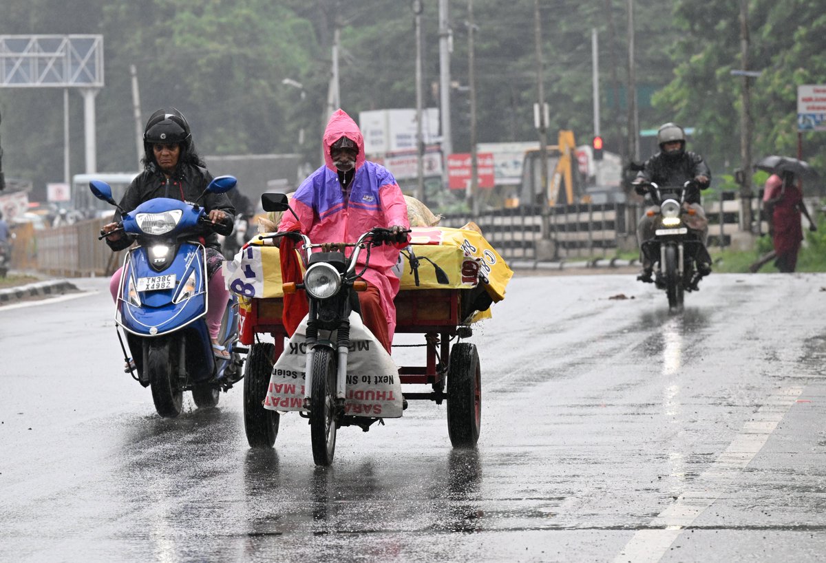 peri_periasamy's tweet photo. #Rain in #Coimbatore on Wednesday morning.   📸: @peri_periasamy /@THChennai https://t.co/R09bq0l7mY