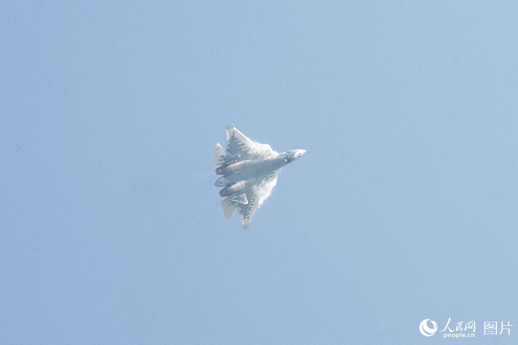 PDChinese's tweet photo. 【第十五屆中國國際航空航天博覽會開幕】第十五屆中國國際航空航天博覽會於11月12日在廣東珠海開幕。本屆航展吸引47個國家和地區的1022家企業參展。其中，俄羅斯、法國、美國、沙特、意大利以展團形式參展，境外展商159家，比上屆航展增長104%。一批代表世界先進水平的“高、精、尖”展品“首發首秀”。 https://t.co/HY6rpv5Out
