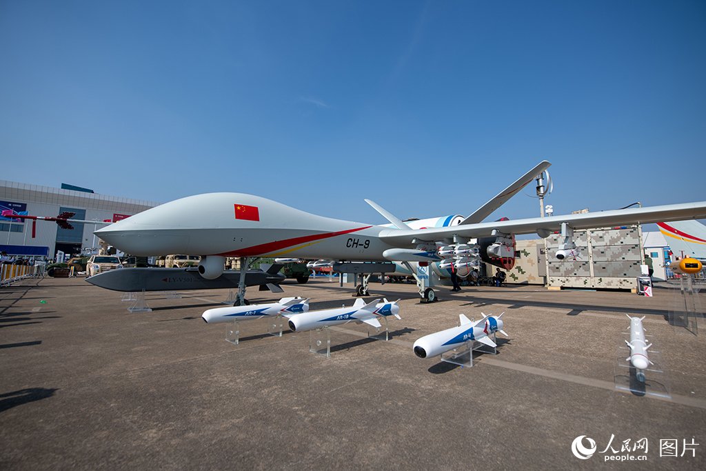 PDChinese's tweet photo. 【第十五屆中國國際航空航天博覽會開幕】第十五屆中國國際航空航天博覽會於11月12日在廣東珠海開幕。本屆航展吸引47個國家和地區的1022家企業參展。其中，俄羅斯、法國、美國、沙特、意大利以展團形式參展，境外展商159家，比上屆航展增長104%。一批代表世界先進水平的“高、精、尖”展品“首發首秀”。 https://t.co/HY6rpv5Out