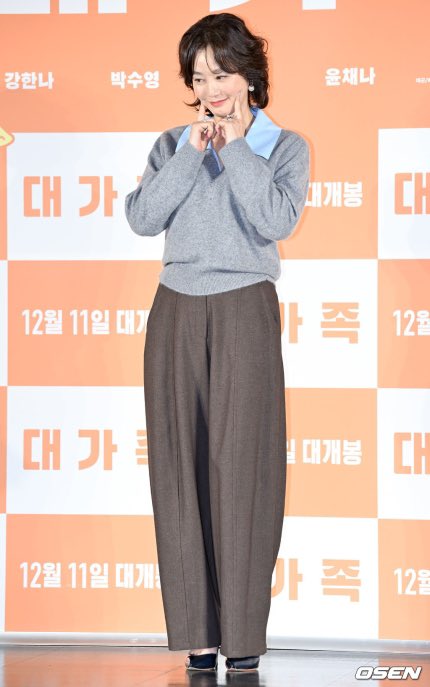 미친 사람처럼 김성령 볼콕을 각도별로 줍고 있음

볼콕 줍는 윤