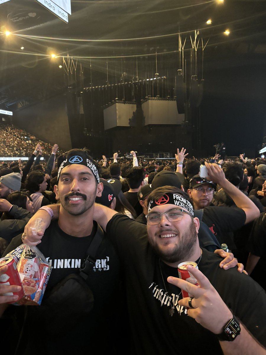reauxhit's tweet photo. Never thought I’d ever get to see my favorite band live. Thank you @linkinpark https://t.co/3dr7akwhb2