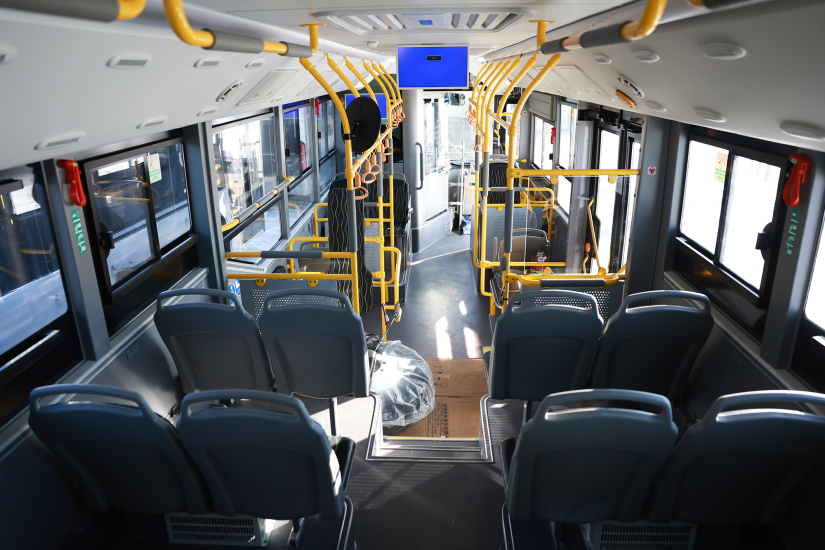 Уг нь дулаан, цэвэрхэн байгаагийн хувьд сайхан. Гэхдээ зай талбай, зохион байгуулалт гэж хог. Өглөө, оройдоо багтаж яддаг мань мэтэд үнэн түвэгтэй. Ашиглалтгүй зай маш их. Хэн дизайныг нь баталж, яагаад ийм шийдэлтэйгээр хийх болов.