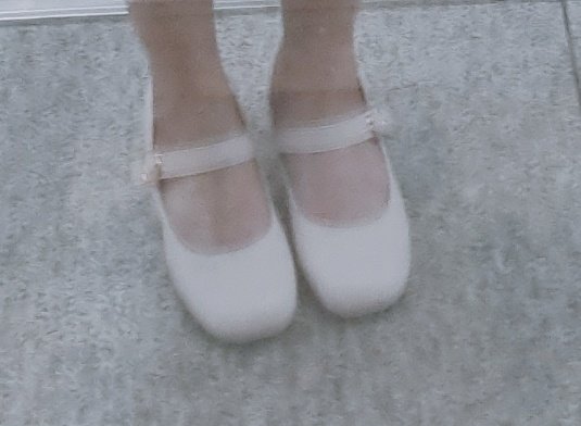 히히 구두 샀당
원래 검정색 사러 갔는데 아이보리가 너무 잘 어울리고 예뻐서 냅다 아이보리로 사버림...
근데 진짜 잘 산 듯