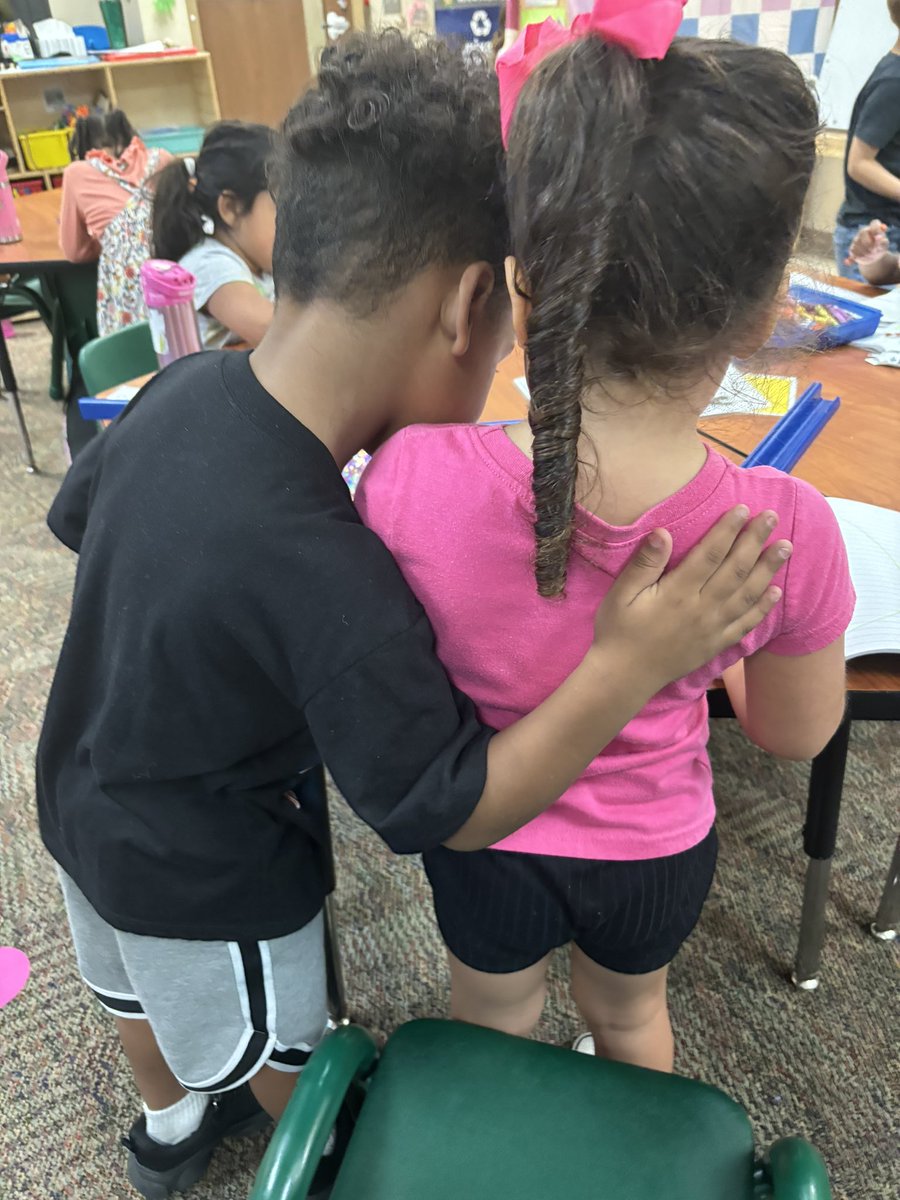 StageToEngage's tweet image. Oh my heart…. 💜 

This scholar consoles anyone with tears. 🥹🥹🥹

#classfamily