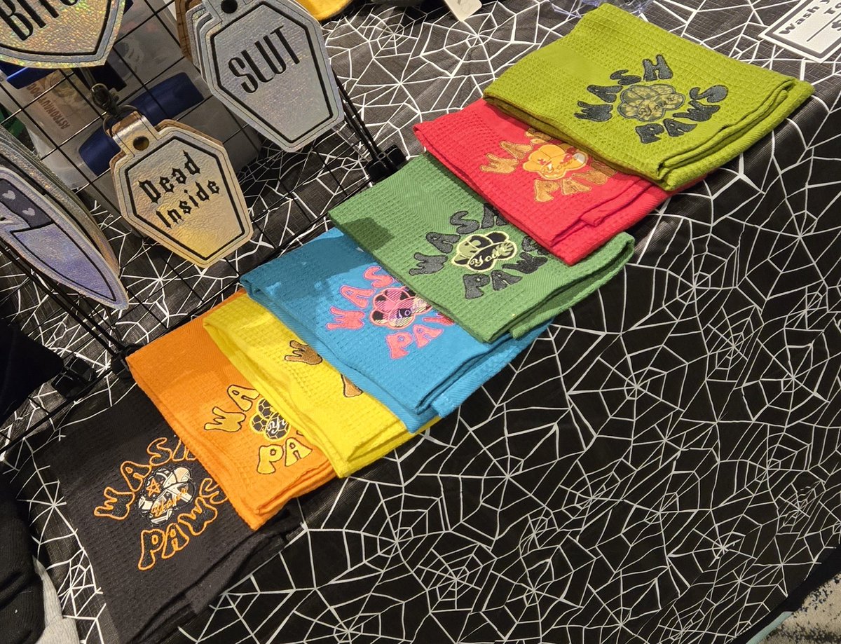 Thank yall for a super successful #pawcon, I forgot to take pics all weekend cause I was so busy and just spending time with my spouse and friends. I debuted so many new things and im feeling as inspired as ever especially for further confusion comin up.