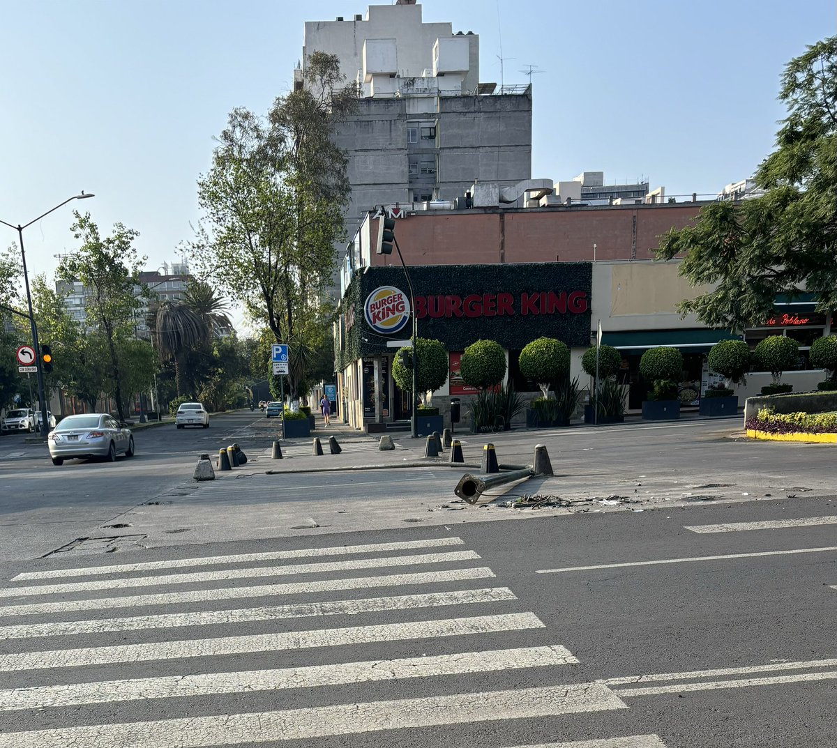 yola_rendon's tweet photo. @OlaMHmx Por favor arreglen también el cruce de Ejército https://t.co/ODUklkQUm7