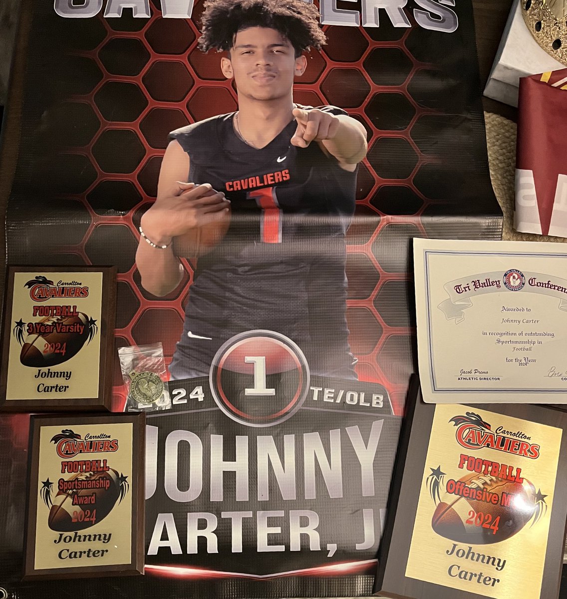JohnnyCarter01's tweet image. Very grateful to be named 1st team all conference as a defensive back! And also named team Offensive MVP this year! Also TVC sportsmanship award. (All Glory To God)✝️❤️🖤 @CoachMadridSHU @MaximSmith18 @coachlen4 @CoachSpooner_ @CoachWasil4 hudl.com/v/2QYC9V