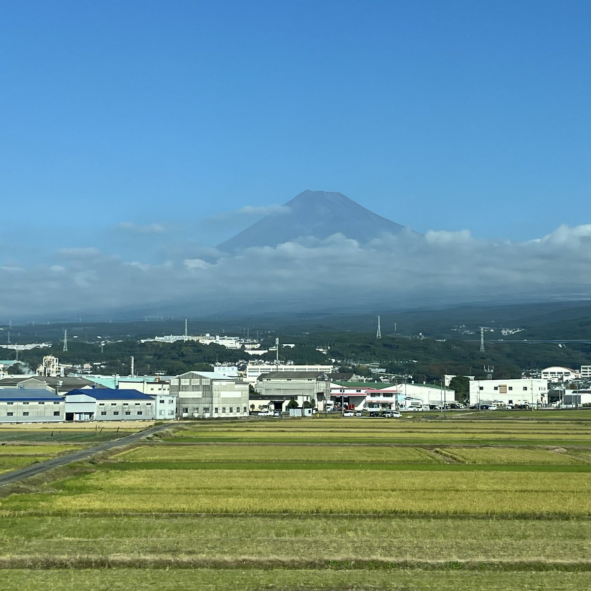 arumimak's tweet photo. 今年はやはり暖かいのか、富士の山頂にはまだ雪がありませんね。3年前のこの時期の写真見ると、冠雪してましたが。さて、東京出張です。 https://t.co/OCiCI78RDC