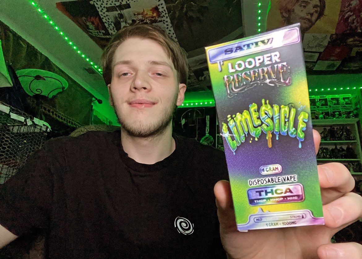 ITSOKTODIEtv's tweet photo. What’s good #StonerFam #Mmemberville how’s the day been going? I’m about to make it a super banger with this review video‼️😱 Into the #Looperverse we go 🤪🔥⛽️😶🌫️
Today I’m reviewing @thelooperverse Reserve LimeSicle 1 G Sativa THCA disposable & she’s a 10/10 slapper😮💨
Honestly have no complaints especially for the price it’s a steal🤫‼️Awesome popping cool package! The device is perfect small also compacted, see your liquid, discrete I would say, and takes type C to charge😎 The hits are very smooth with a citrus bud flavor😋 The effects hit the body extra nice with great warm feels then smacks the head with a very relaxing soothing high😶🌫️✅⛽️ #Looper never fails to disappoint always slappers would highly recommend!!
Thank you so much the homies at Looperverse for always hooking me up super heavy and showing hella love always major love homies🥹🤗💚I hope y’all enjoy this review video !! Stay toasty and have amazing day of love & blessings Fam 🥹💚🙏✅🍀🔥⛽️‼️
Use code ITSOK20isLive at checkout for a nice little discount!!!!!😁😱
#LooperFam #Review #WeedLovers #LooperReserve