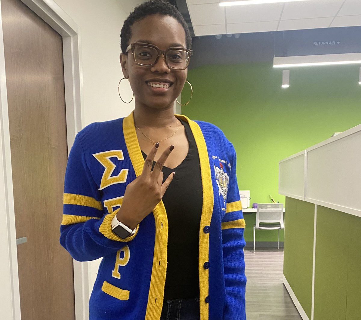 kayreenea's tweet image. #SGRho102 
#FA16 
#8yearsin 💙💛🐩