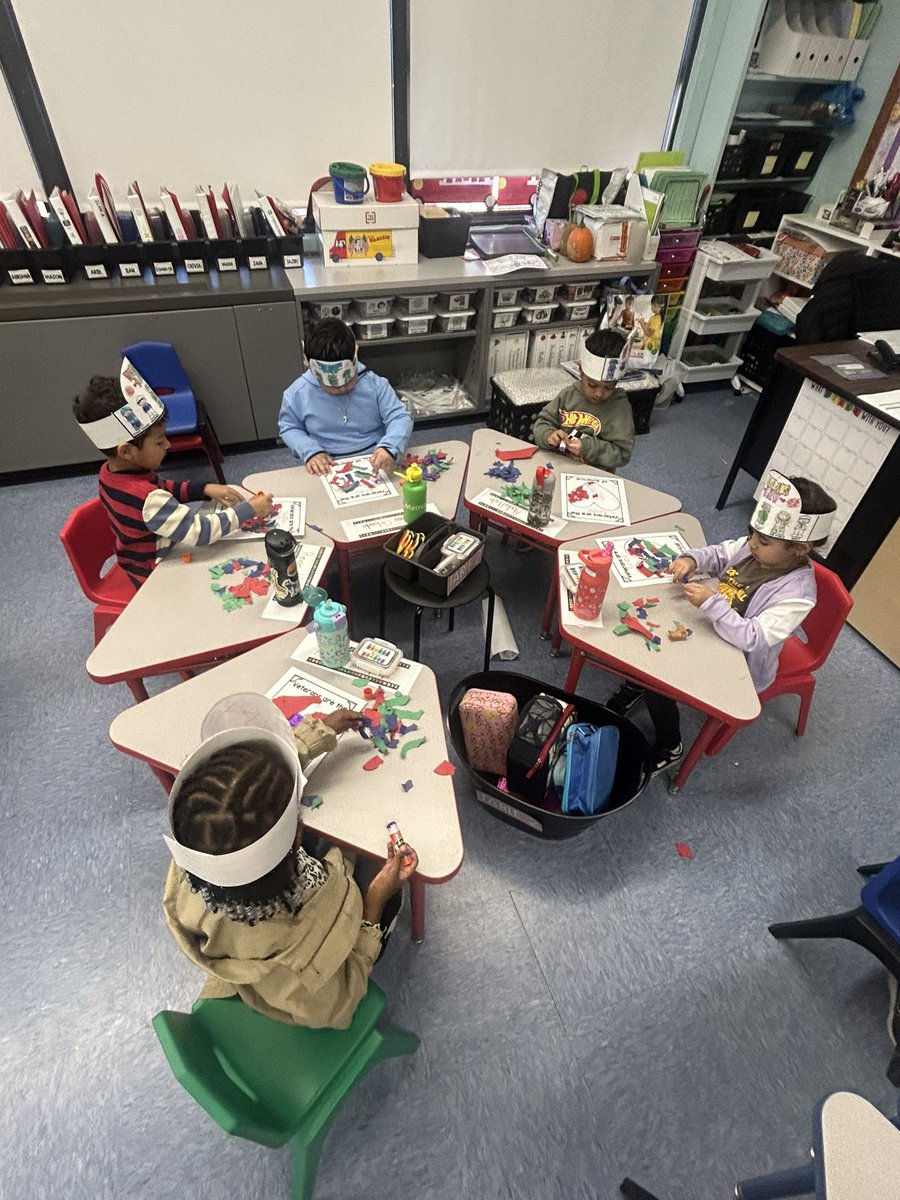 MrsGrayinPreK's tweet photo. We are so thankful for our veteran’s! https://t.co/rKVHXJsy5E