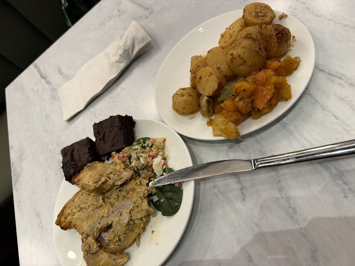 GaelenBet's tweet photo. Made it to @Delta Sky Club E and @AmericanExpress Centurion Lounge on this 1:10 stopover
Centurion absolutely blows the SkyClub away
Don’t waste any SkyClub visits in ATL 2025 🫡
#gKnows #wheelsUpCapper https://t.co/5SqJQRTL2Q