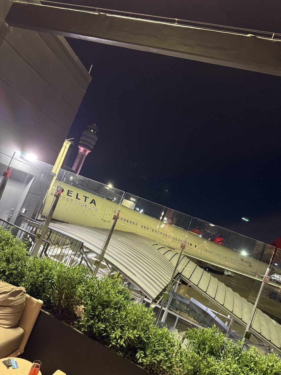 GaelenBet's tweet photo. Made it to @Delta Sky Club E and @AmericanExpress Centurion Lounge on this 1:10 stopover
Centurion absolutely blows the SkyClub away
Don’t waste any SkyClub visits in ATL 2025 🫡
#gKnows #wheelsUpCapper https://t.co/5SqJQRTL2Q