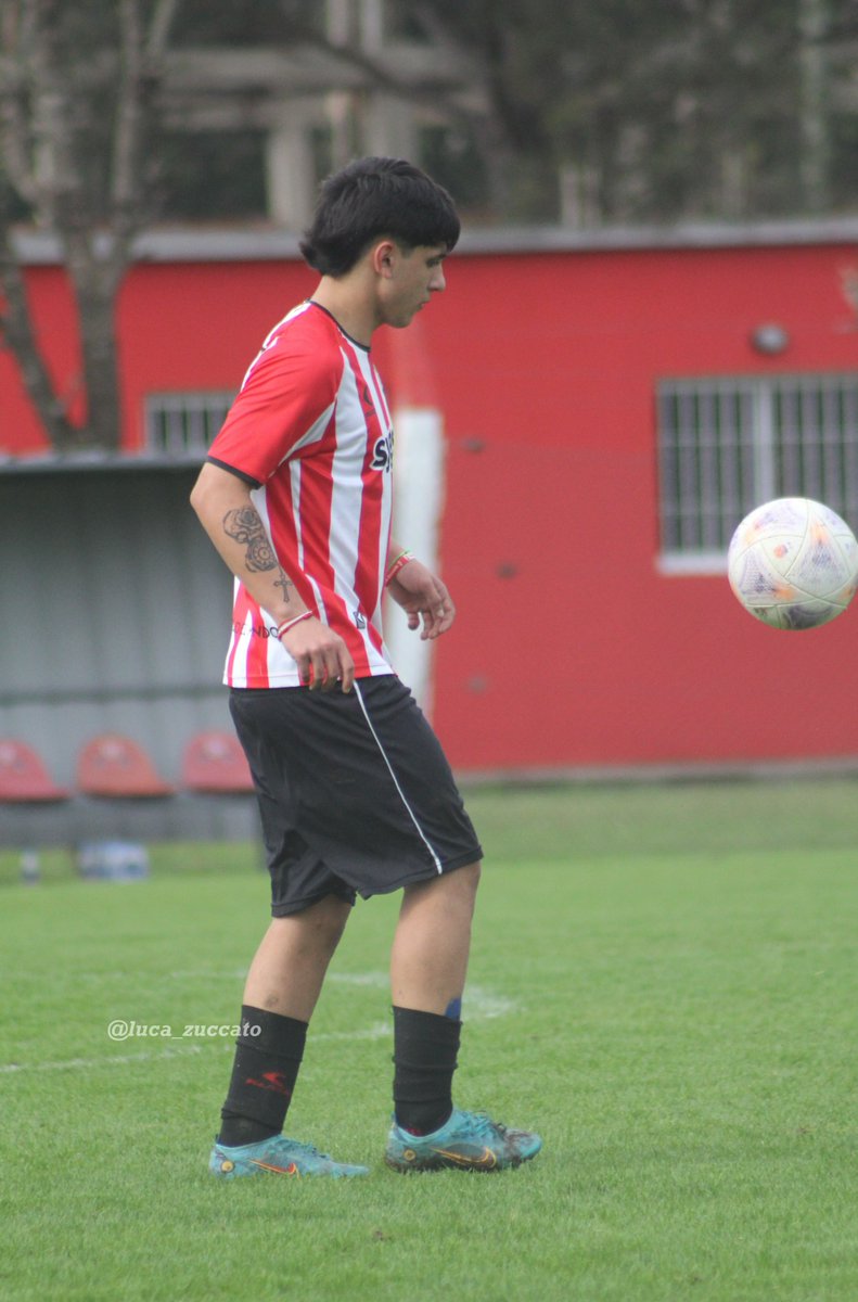 Isaac Auzmendi | 2009
Delantero centro con muchísimo gol. Pivotea y rebota muy bien la pelota, sirviéndole de apoyo a sus compañeros. Siempre está bien ubicado tanto para recibir y asistir como para definir.

9⃣⚽️
