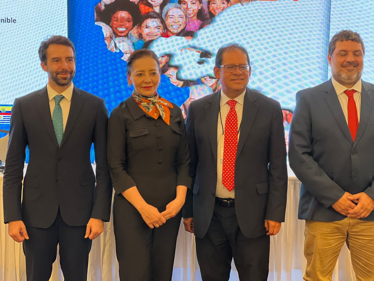igacColombia's tweet photo. En #CONFCAT24, realizada en🇧🇷, nuestro Dir. General, Gustavo Marulanda, habló de la importancia de tener información actualizada e interoperable para toma de decisiones en políticas públicas y de un Catastro Verde para la gestión ambiental y una #GeografíaParaLaVida en territorio https://t.co/YbJyVm0Xk3