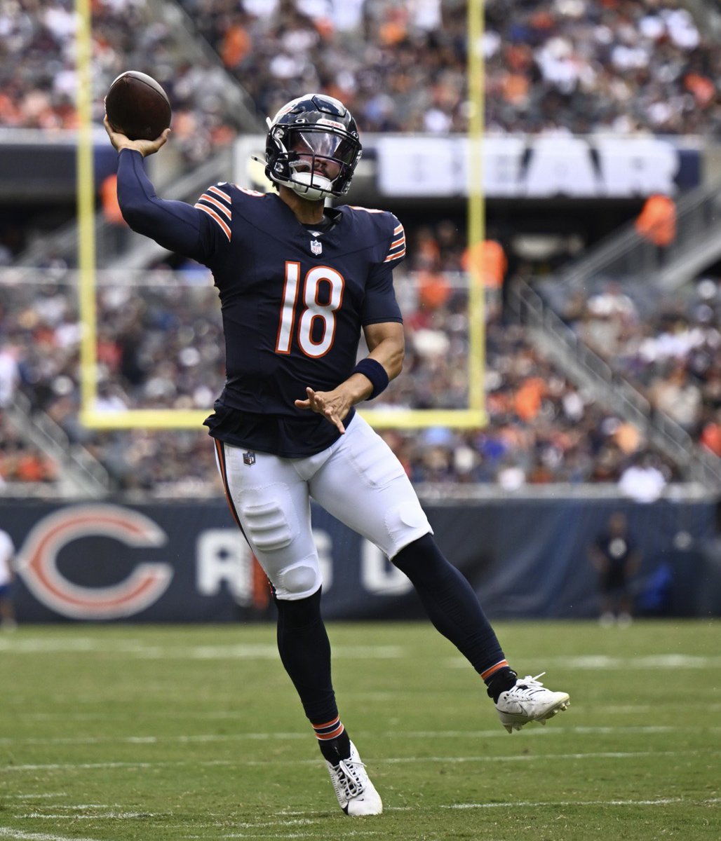 MLFootball's tweet photo. 🚨HISTORICALLY BAD🚨

#Bears rookie Caleb Williams has the LOWEST COMPLETION PERCTAGE IN THE PAST 15 YEARS of any #NFL QB on throws of 15+ yards.

Williams ranks dead last, at 468th out of 468.

🤯🤯🤯

(Via 33rd Team) https://t.co/F4JzGuoovn