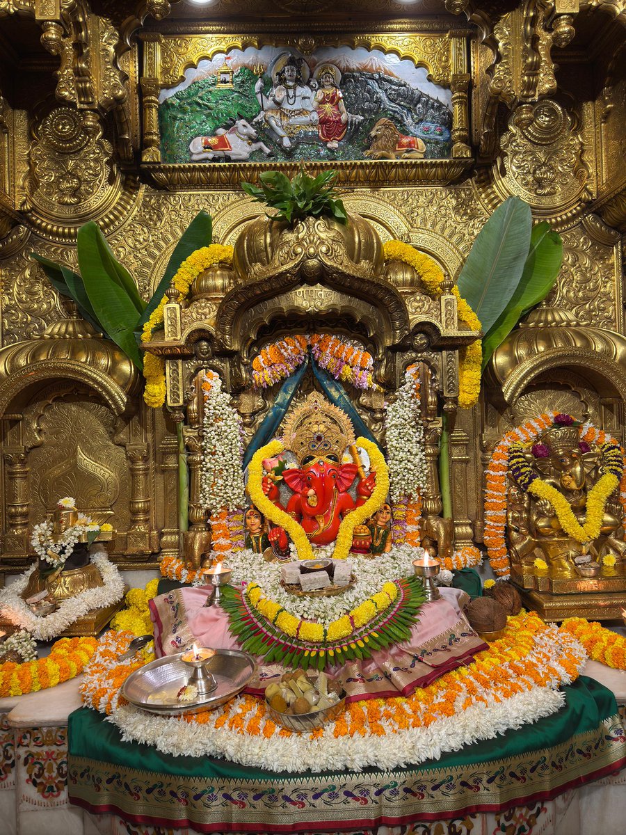 🌟वक्रतुण्ड महाकाय सूर्यकोटि समप्रभ।💫
 🌟निर्विघ्नं कुरु मे देव सर्वकार्येषु सर्वदा॥💫