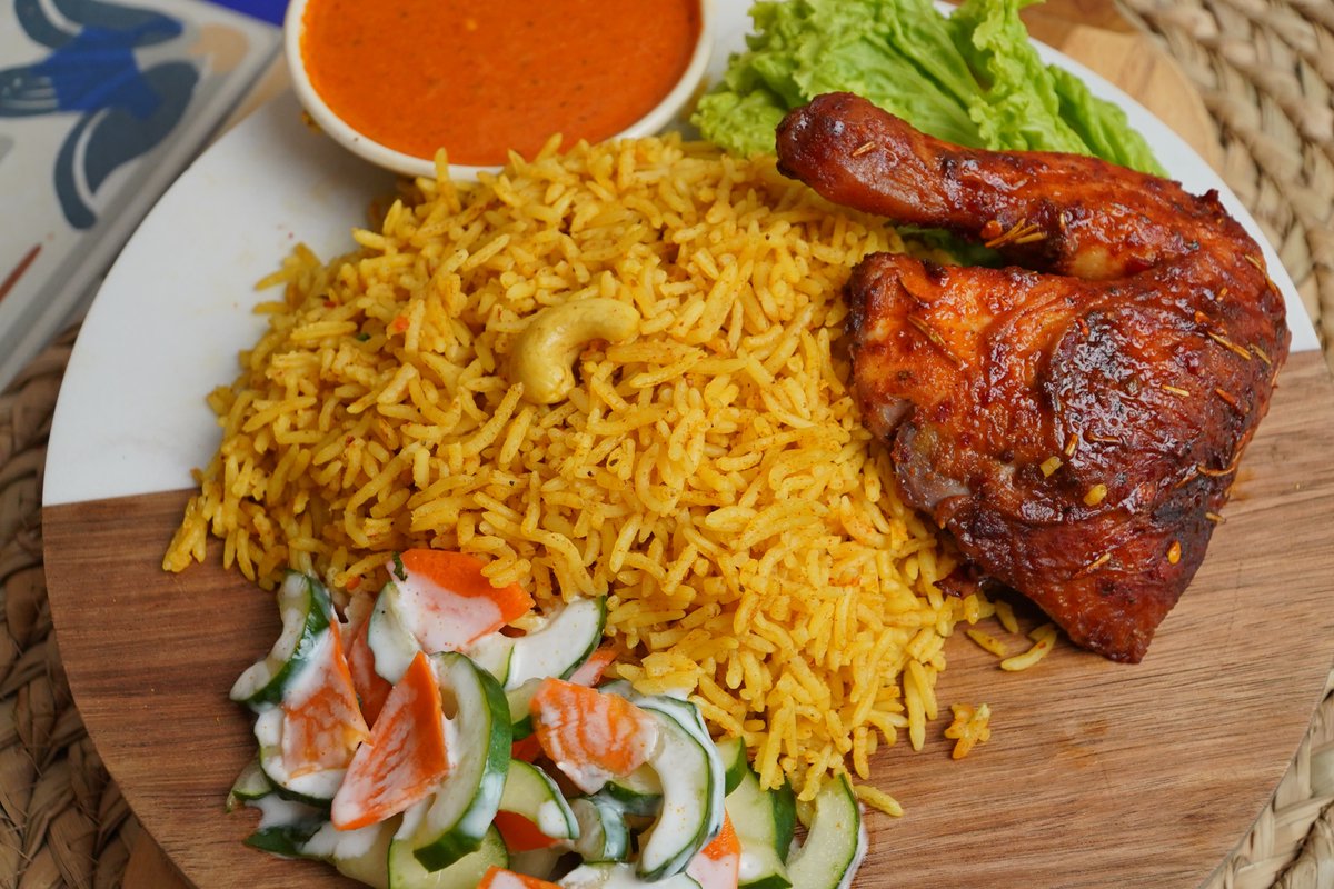 “Craving for some comfort food? Peri-Peri chicken here hits different! Sides pun ada macam-macam, from nasi teja to fries. Apa yang korang nak try dulu? #PapaApproved #Foodie #ChickenRoyale #KLFoodie”