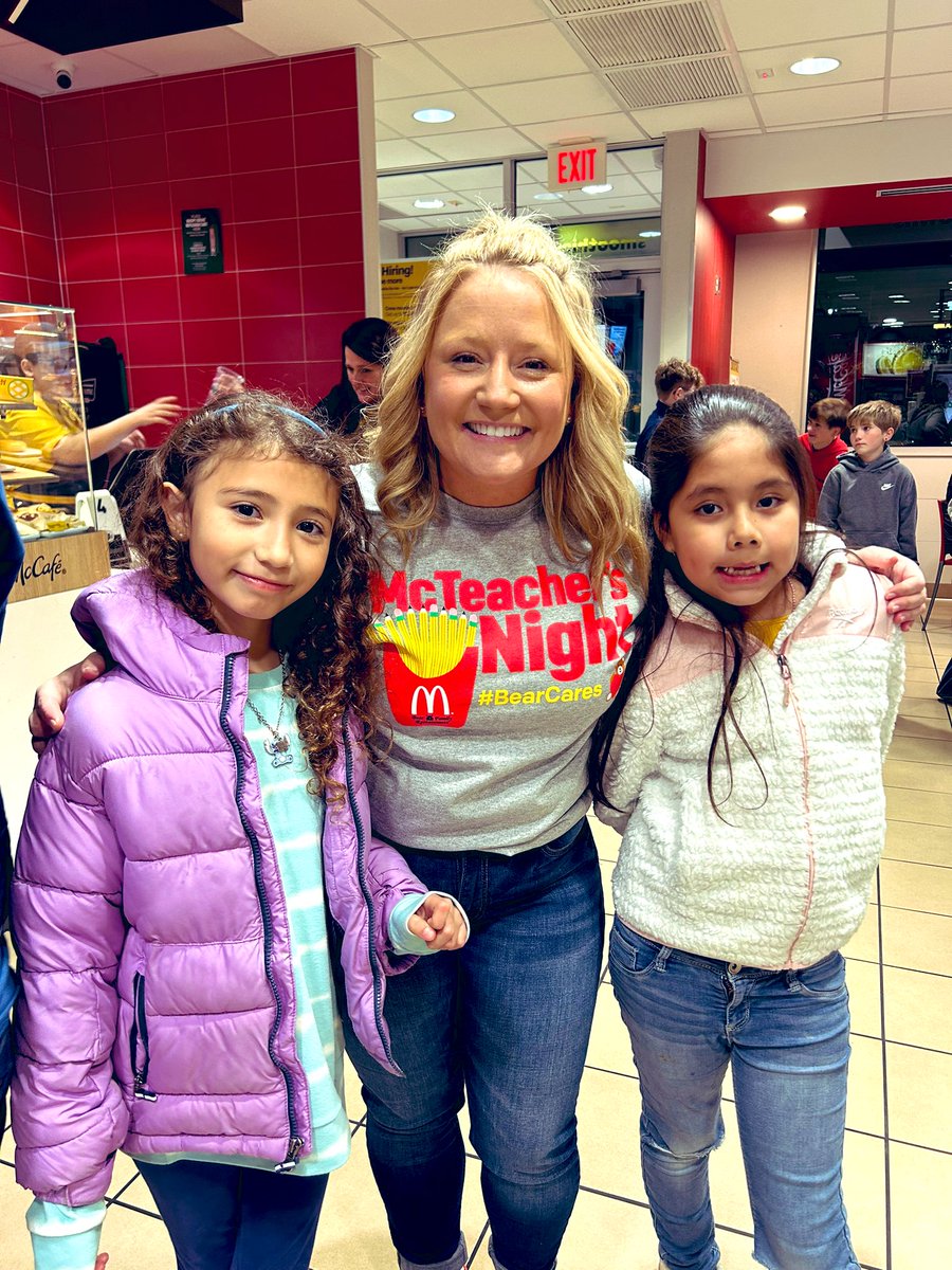 MrsInglat's tweet photo. I had so much fun working the drive through and seeing these smiling faces at the McTeacher’s night! Thank you to all those who donated to support Valley View, @PtoView for setting this up, and for McDonald’s for having us tonight! #BearCares @VV_Voyagers https://t.co/uOd5mydaur