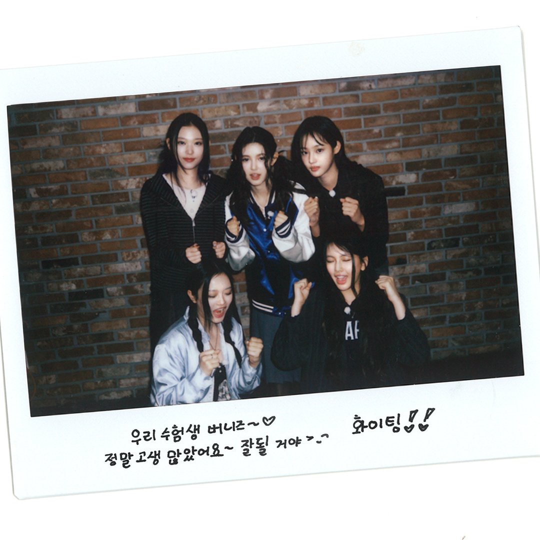 NewJeans_ADOR's tweet photo. 버니즈 파이팅! 📝🍀

#NewJeans #뉴진스 #수능파이팅 https://t.co/ytmIwGXOiC