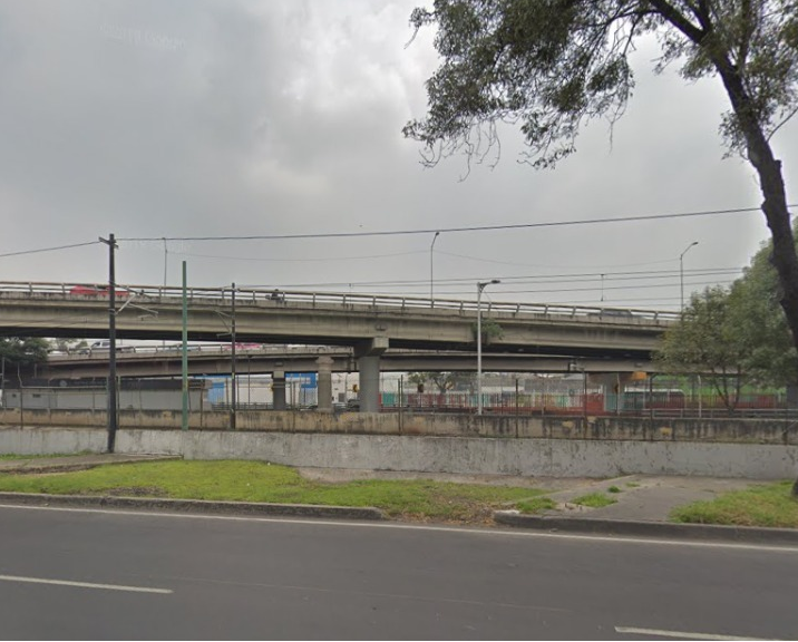 ArchivoSofree's tweet photo. ¡Buena noche para tod@s!
Acto No. 1: Hace muchos años el gobDF decide cerrar el retorno de Calzada de Tlalpan, justo al inicio de Viaducto Tlalpan. El motivo, los choques recurrentes de los autos con las unidades del Tren Ligero 🚈💥🚗 #TrenLigero #elvergel #textitlan https://t.co/5RXIYHoZxA